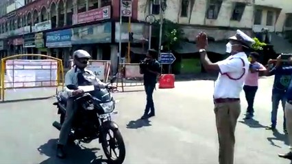 வெளியே சென்றவர்களிடம் கையெடுத்து கும்பிட்ட காவல்துறை அதிகாரி!