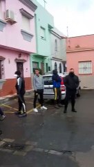 Cádiz: un grupo de vecinos lanza piedras contra 27 ancianos con coronavirus y la Policía que los custodia