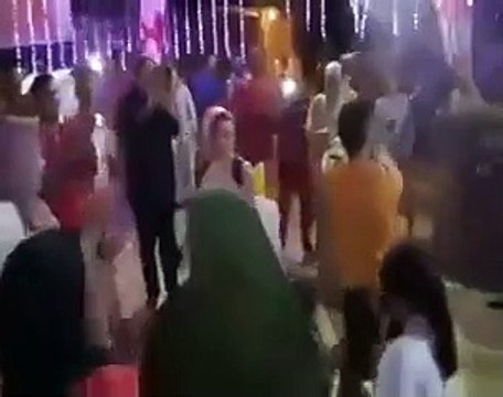 شاهد .. عروس مصرية ترقص وترش المعازيم بالمعقم