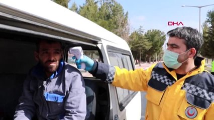 Burdur girişinde durdurulan araçlarda şoför ve yolcuların ateşleri ölçüldü