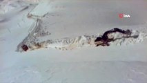 Kar kalınlığının 5 metreyi bulduğu Hakkari'de çalışmalar sürüyor