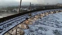 Un soudeur tente de sauver sa vie lorsque le stade où il travaillait s’effondre.