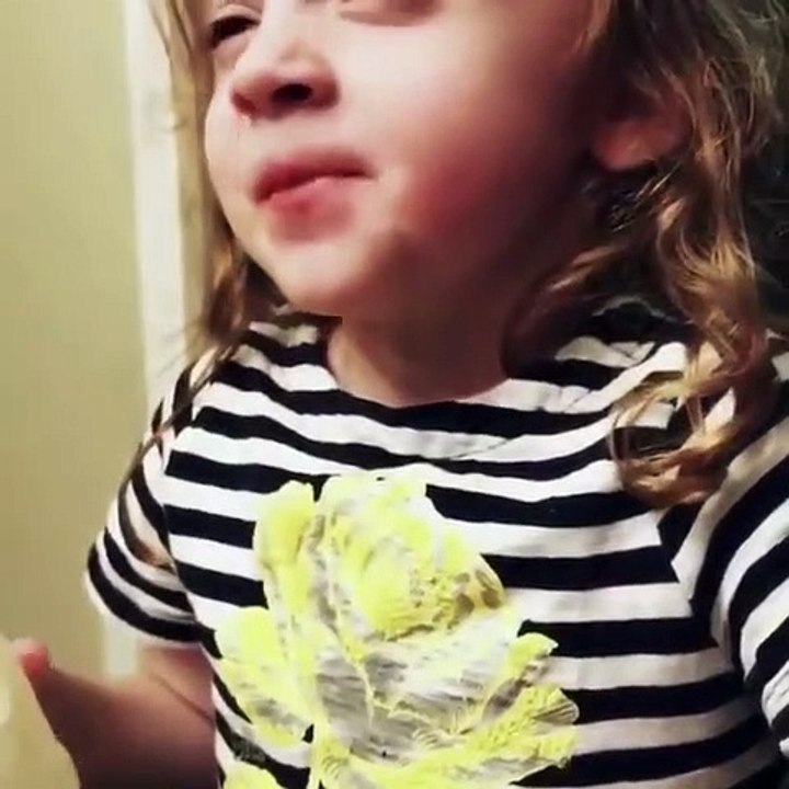 Annesinin yaptığı yemeği beğenmiş gibi davranmaya çalışan küçük kızın