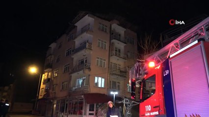 Elazığ'da çatısında çökme yaşanan bina tahliye edildi