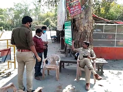 सीतापुर: लॉक डाउन के चलते शहर के मुख्य प्रवेश द्वार पर तैनात हुई पुलिस