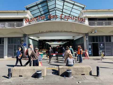 Bordeaux : Le marché des Capucins s'adapte aux règles du confinement