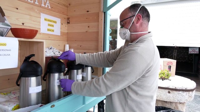 Un bar de carretera ofrece autoservicio gratuito para los transportistas