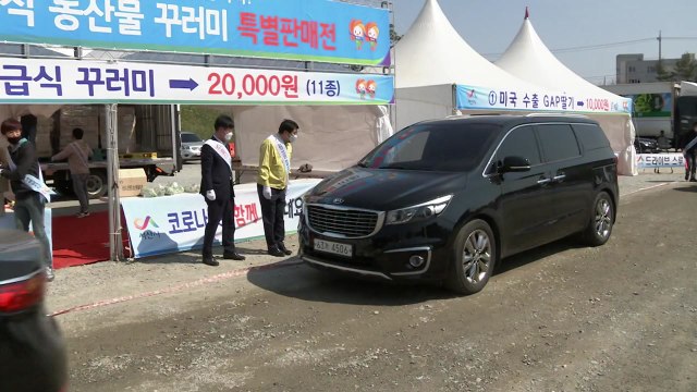 사회적 거리 두고 이웃도 돕는 '드라이브 스루' / YTN