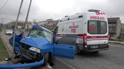 ARNAVUTKÖY'DE ELEKTRİK DİREĞİNE ÇARPAN OTOMOBİL HURDAYA DÖNDÜ