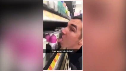 Descerebrado se graba chupando productos en un mercado