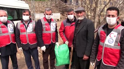 Kırsal mahallelerde yaşlı vatandaşlara gıda yardımı