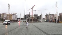 Taksim ve İstiklal Caddesi boş kaldı