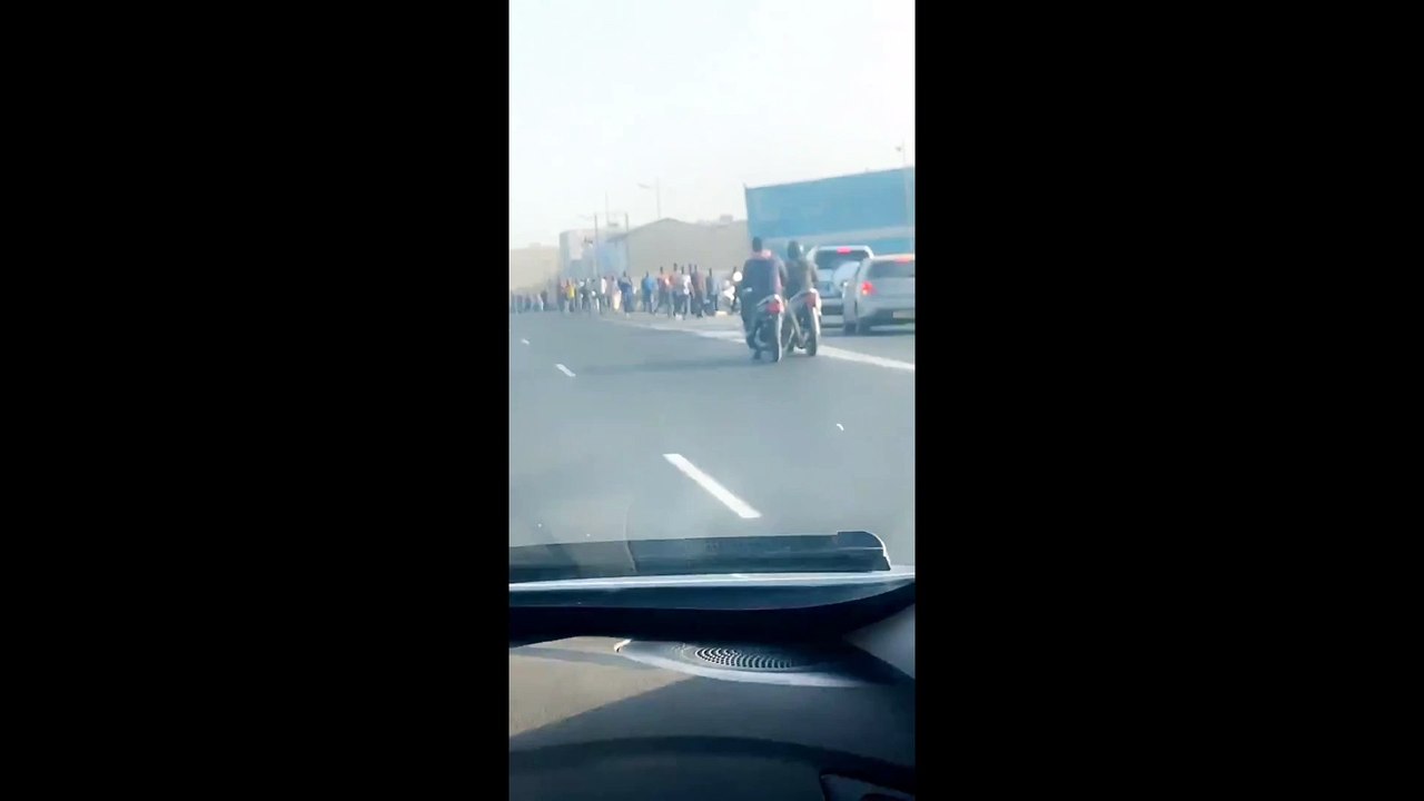 Des centaines de personnes marchent sur l'autoroute en espérant arriver avant 20h