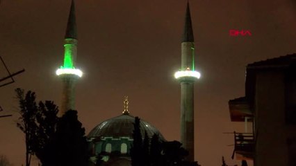 İSTANBUL'DA CAMİLERDEN DUALAR EDİLİP SALAVAT GETİRİLDİ