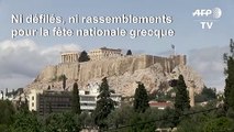 Coronavirus: les Grecs célèbrent la fête nationale depuis leurs balcons