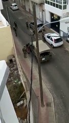 Personal del Ejército de Tierra realizando un registro a varias personas durante el actual Estado de Alarma