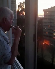 Abuelo con Alzheimer cree que aplausos para médicos son para él