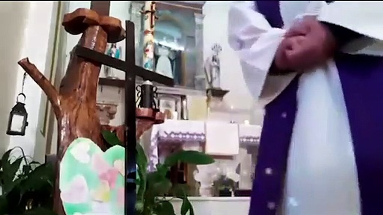 Padre italiano transmite missa em direto no Facebook e ativa os filtros sem quer