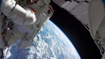#Astronautas arrojan una bolsa al Espacio #(GoPro)# ( 720 X 720 )