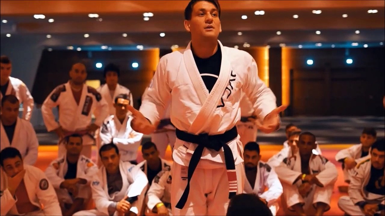 Mendes - Passing the guard standing -  Grips Fighting