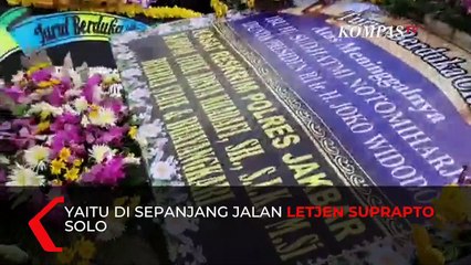 Karangan Bunga Berjajar di Sepanjang Jalan Rumah Duka Ibunda Jokowi