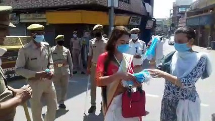मथुरा: किन्नरों ने पुलिस और निगम कर्मियों को बांटे मास्क