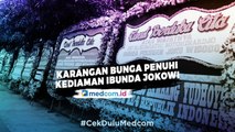 Karangan Bunga Ucapan Belasungkawa Penuhi Kediaman Ibunda Presiden Jokowi