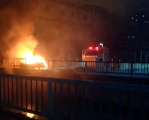 Kağıthane'de alev alev yanan otomobil kül oldu