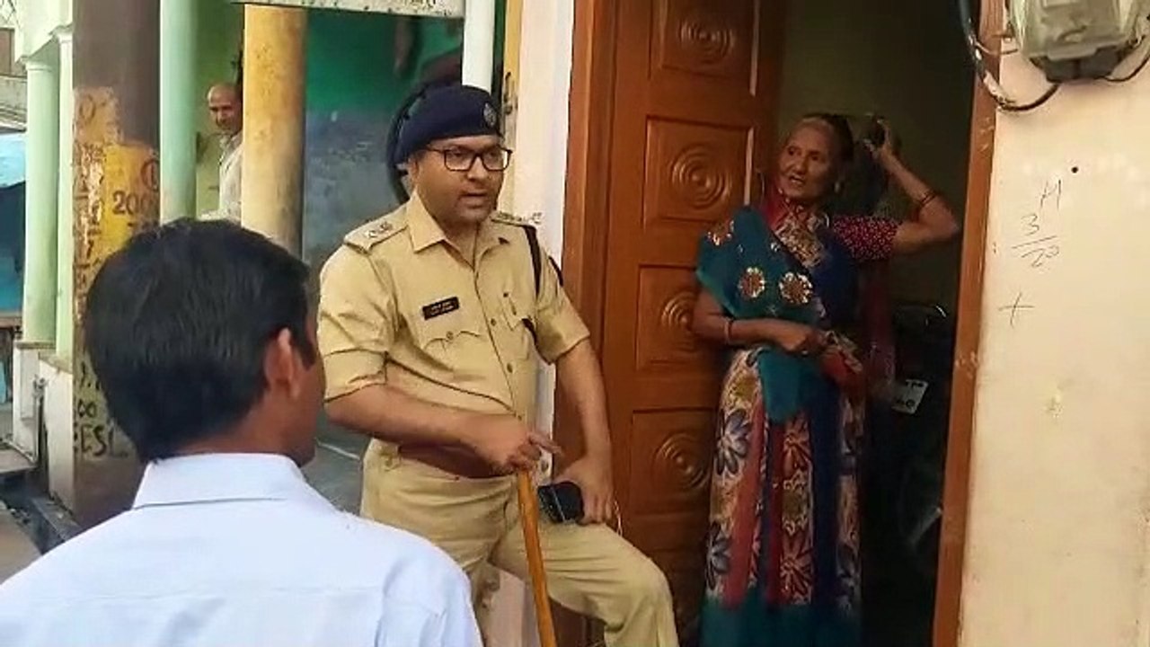 मैनपुरी: डीएम व एसपी ने घर घर वितरित किए फल