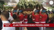 Sebelum Sujiatmi Notomiharjo Dikubur, Jokowi dan Keluarga Jalani Tradisi Jawa Brobosan