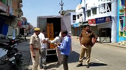मैनपुरी: डिलीवरी वैन द्वारा घर-घर जाकर दिया गया खाने पीने का सामान