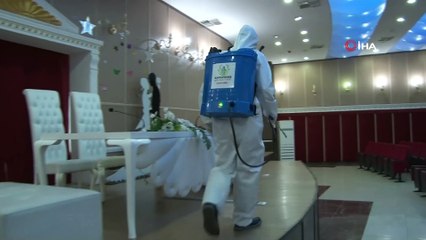 Maske ve eldivenle dünyaevine giren çifti telekonferansla tebrik ettiler