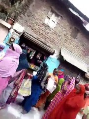 Download Video: इंदौर में बड़ी लापरवाही, पूर्व नेता प्रतिपक्ष के घर के बाहर लगी महिलाओं की लंबी कतार