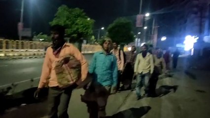 VIDEO: गुजरात से पैदल ही घरों को निकले हजारों कामगार, रास्ते में पुलिस दे रही खाना-पानी