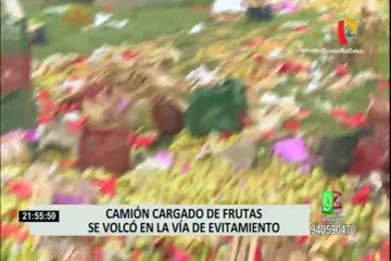 Camión cargado de frutas se volcó en la vía de evitamiento