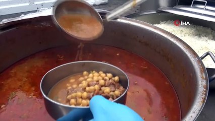 Yaşlılar evden çıkmasın diye muhtar yemek yapıp, kapı kapı dağıtıyor