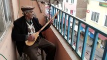 96 yaşındaki dede curasını aldı, balkondan 'evde kalın' mesajı verdi