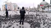 TAKSİM'DE AÇ KALAN GÜVERCİNLERİ POLİSLER BESLEDİ