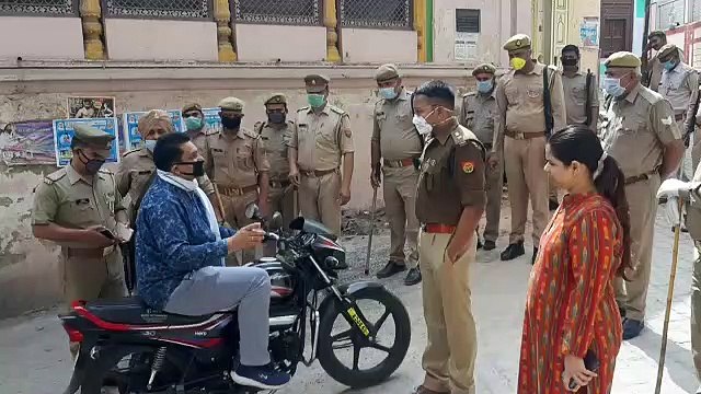 शामली: बेवजह सड़क पर घूम रहे बाइक सवार का डीएम- एसपी ने काटा चालान