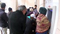 Bankalar önünde uzun kuyruklar oluşuyor