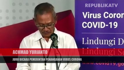 Tim medis mengevakuasi seorang warga negara asing (WNA) terjangkit virus corona (COVID-19) turun dari kapal saat simulasi penanganan virus Corona di Pelabuhan Sukarno Hatta, Makassar.