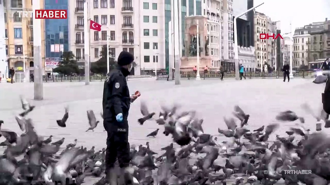 Taksim Meydanı'ndaki güvercinleri polis besledi