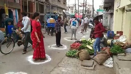 हाथरस: लॉकडाउन के दौरान सोशल डिस्टेंसिंग के प्रति किया गया जागरुक