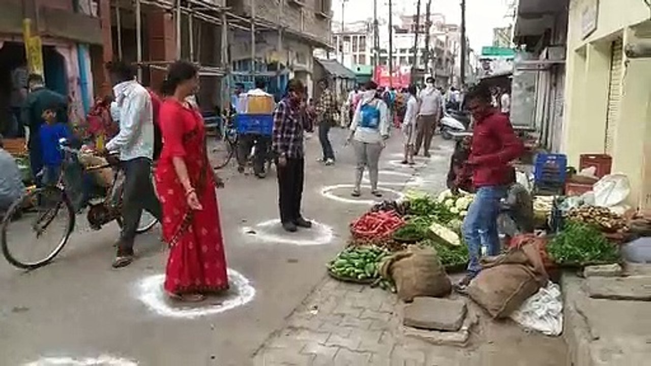 हाथरस: लॉकडाउन के दौरान सोशल डिस्टेंसिंग के प्रति किया गया जागरुक