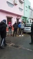 Un grupo de indeseables apedrea a un convoy de ancianos enfermos de coronavirus en la Linea de la Concepción