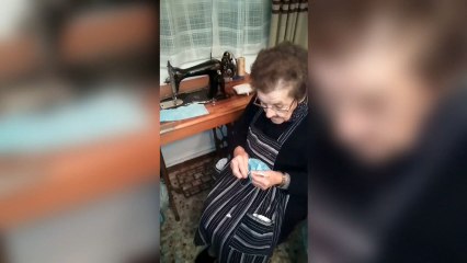 Filomena cose batas y mascarillas para los profesionales sanitarios