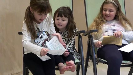 Sophia, Isabella  e Alice Dançando Unicórnio e Lendo Cartas
