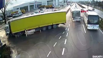 Sakarya'da kazalar kameralara yansıdı