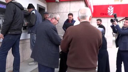 AFYONKARAHİSAR Mobil dezenfektan uygulamasıyla çarşı pazarda vatandaşa dezenfektan ikramı