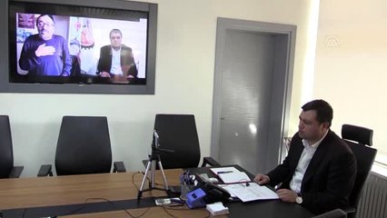 Uşak Belediye Başkanı Mehmet Çakın, vatandaşlarla telekonferans yöntemiyle görüşüyor